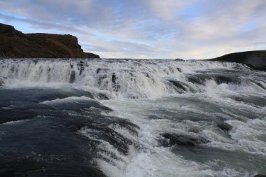 İzlanda'daki bir şelale