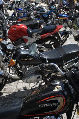 Şehirde motosiklet parkı