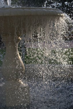 Güneşli bir çeşme