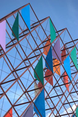 Mavi gökyüzünün arka planında renkli üçgenler