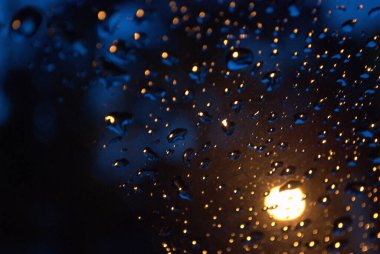 Pencereye su damlaları