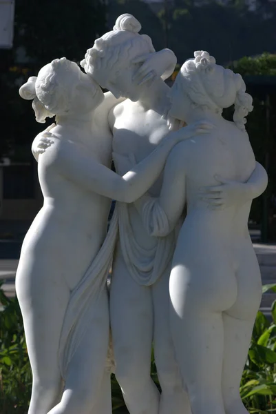 sculpture of women in the park