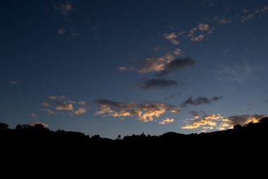 Mavi gökyüzü ile güzel gün batımı
