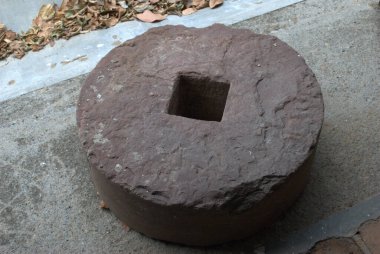 Yuvarlak şekilli taş duvar ve bir sürü taş.