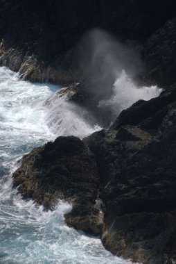 Dalgalar kayalara çarpıyor.