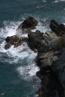 Akdeniz manzaralı kayalık sahil