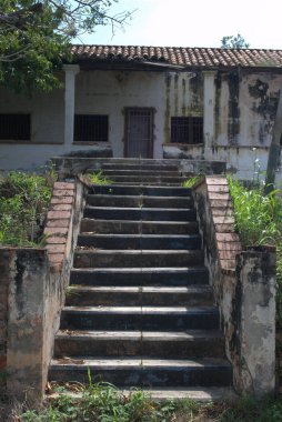 Eski bir binada harabeler.