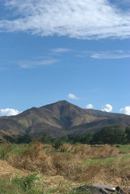Dağları ve bulutları olan güzel bir manzara