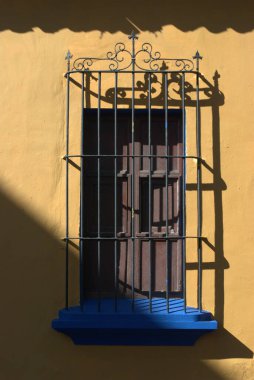 Sarı boyalı duvarlı pencere