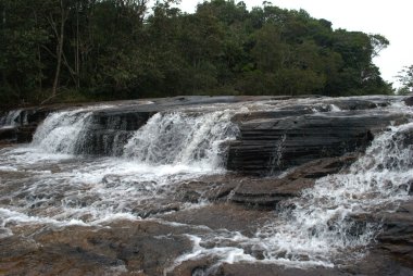 Kayaların üzerinden akan bir şelale.