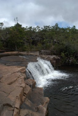 Uçurumun kenarında duran bir şelale.