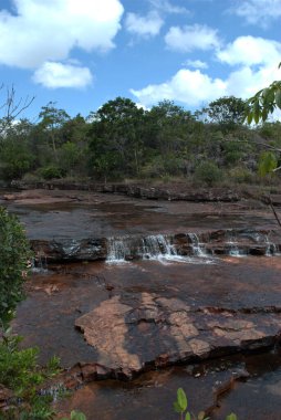 Ortasında şelale olan bir nehir.