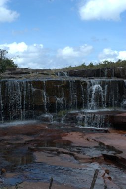 Üzerinde kuş uçuşan bir şelale.
