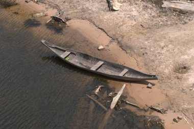 Gölün kıyısında bir tekne oturuyor.