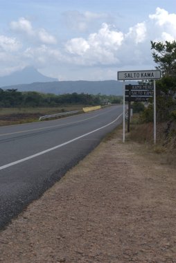 Yol kenarında bir tabela.