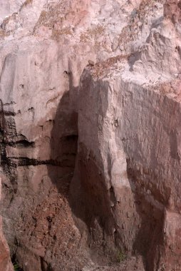 Köprüsü olan bir kanyondan geçen bir tren.