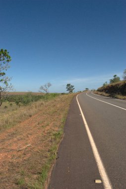 Üzerinde tabela olan bir yol.