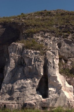 Dağın yamacında bir mağara