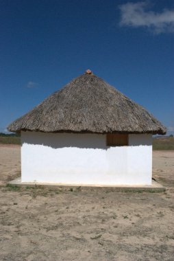 Çölde sazdan yapılmış çatısı olan küçük bir kulübe.