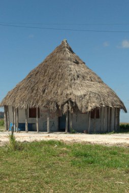 Sazdan çatılı küçük bir kulübe.