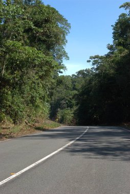Üzerinde tabela olan bir yol.