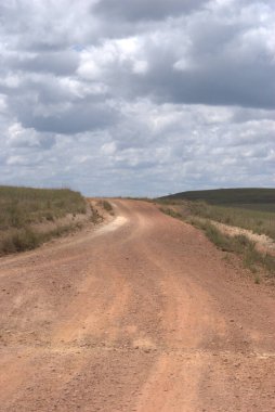 Üzerinde tabela olan toprak bir yol.