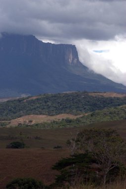 Gökyüzünde birkaç bulut olan bir dağ