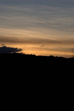 Bir insan gökyüzünde uçurtma uçuruyor.