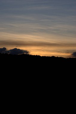 Bir dağın siluetiyle gün batımı