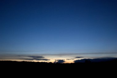 Bir insan gökyüzünde uçurtma uçuruyor.