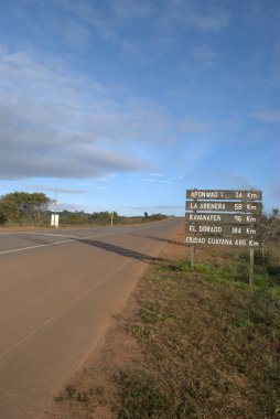 Yol kenarında bir tabela.