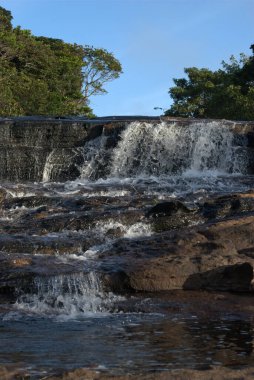 Kayaların üzerinde duran bir şelale.