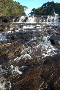 Ortasında şelale olan bir nehir.
