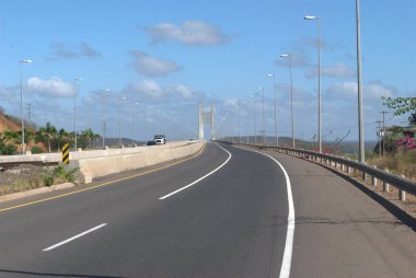 Üzerinde köprü ve araba olan bir otoyol.