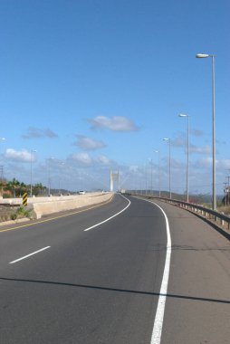 Üzerinde bir işaret olan bir yol.