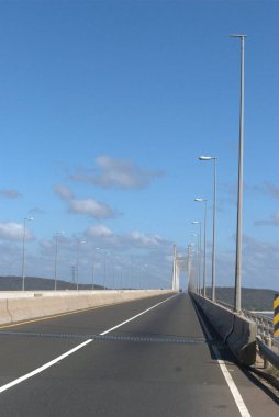 Köprüsü ve sokak lambaları olan bir otoyol.