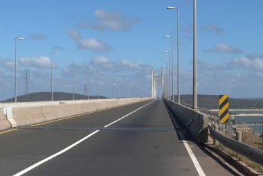 Köprüsü ve suyu olan bir otoyol.