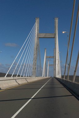 Üzerinde araba olan bir köprü.