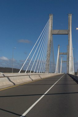 Üzerinde araba olan bir köprü.