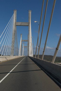 Arabanın içinden bir köprü manzarası.