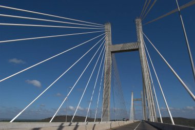 Gökyüzü arkaplanı ve birkaç bulutu olan bir köprü.