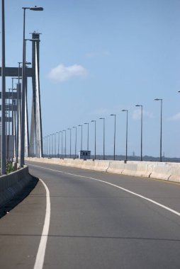 Üzerinde kamyon olan bir otoyol.