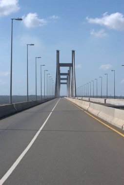 Üzerinde birkaç ışık olan bir köprü.