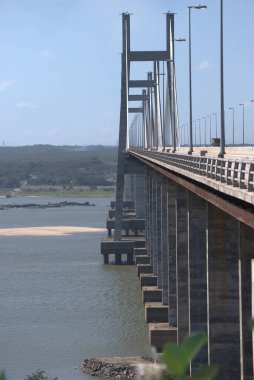 Trenle geçen bir köprü.