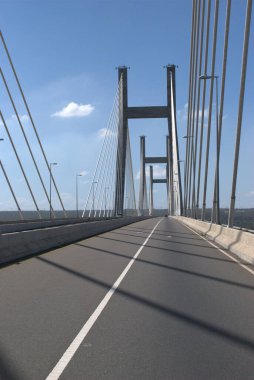 İçeriden bir köprü manzarası