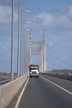 Bir kamyon trafiğin yoğun olduğu bir otoyolda ilerliyor.