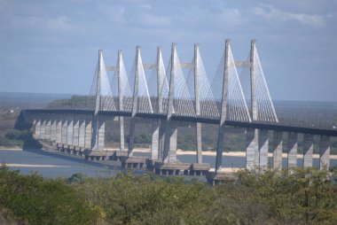 Trenle geçen bir köprü.