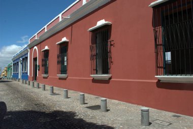 Pencereleri olan kırmızı bir bina.