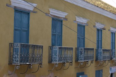 Bir sürü balkonu olan bir bina.