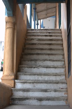 Bir binaya çıkan merdivenler.